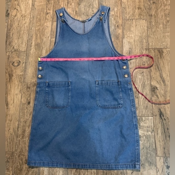 Women’s Hunters Run denim overall dress with pockets & button detail - Picture 4 of 5